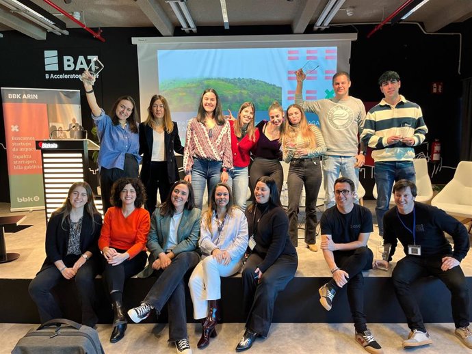 Nora Sarasola, de BBK, con representantes de los cinco proyectos seleccionados en el programa BBK Arin