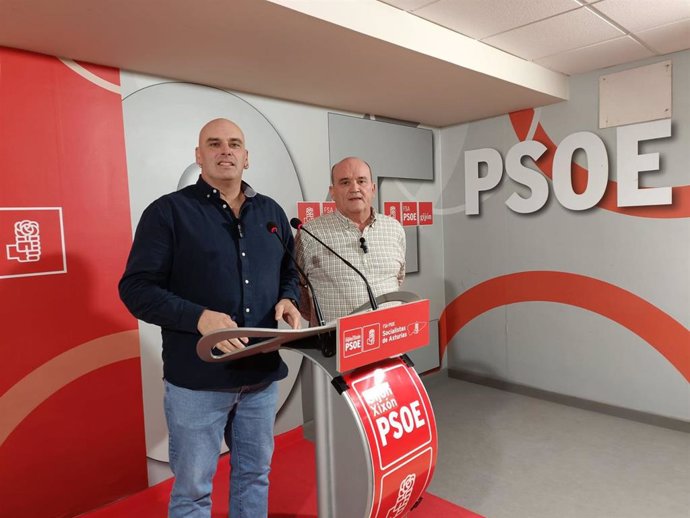 El secretario general de la sección sindical de UGT-FICA en ArcelorMittal, José Manuel García (dcha), y el secretario general de la Agrupación Socialista de Gijón, José Ramón García, en rueda de prensa en la Casa del Pueblo.