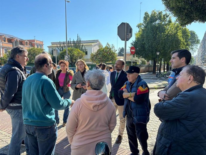 Cristina Peláez, con vecinos de Reina Mercedes.