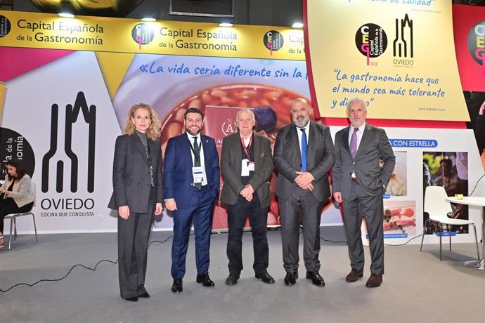El alcalde de Palma, Jaime Martínez, junto a otros representantes del Ayuntamiento; con el director general de la Fundación Española de Periodistas Turísticos.