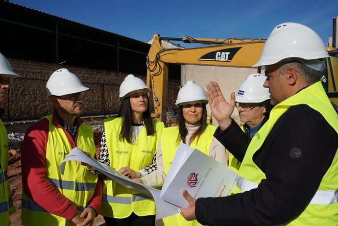 María Dolores Gálvez (centro), en la visita a las obras de la nueva oficina del SAE en Montilla.