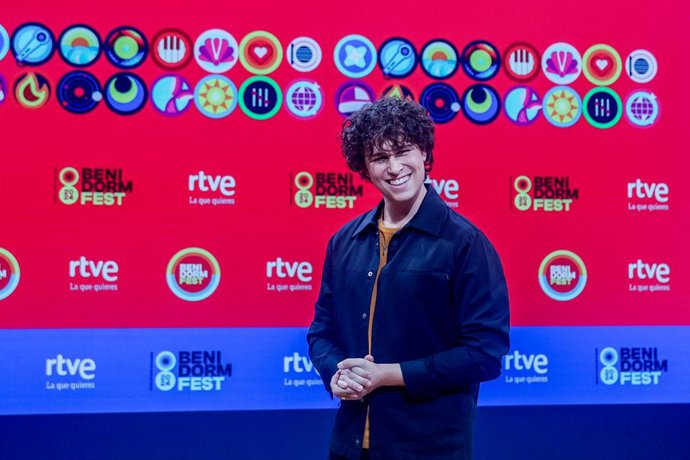 Archivo - Arxiu - El cantant Roger Padrós durant una roda de premsa per a presentar les canons participants del Benidorm Fest 2024.
