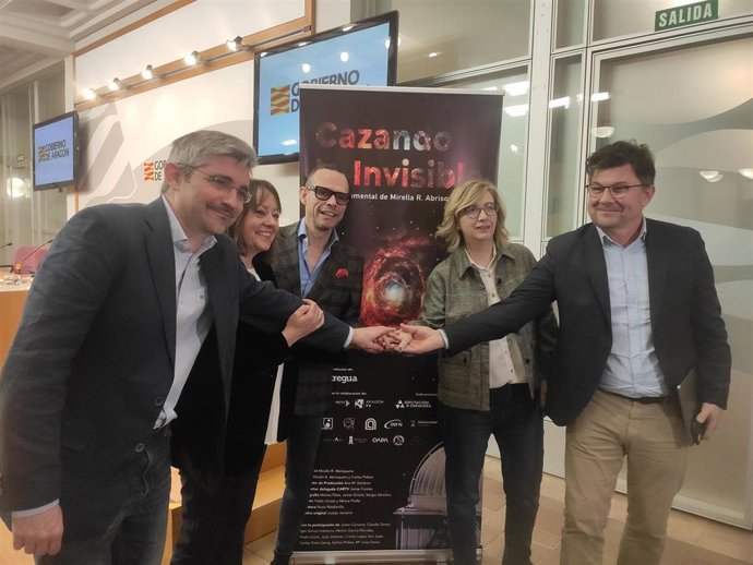 De izquierda a derecha, Igor García Irastorza, Charo Lázaro, Pedro Olloqui, Mirella R. Abrisqueta y Carlos Peña, en la presentación del documental "Cazando lo invisible".