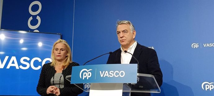 Archivo - El presidente del PP vasco, Javier de Andrés, y la secretaria general de los populares vascos, Esther Martínez, en una rueda de prensa en Bilbao