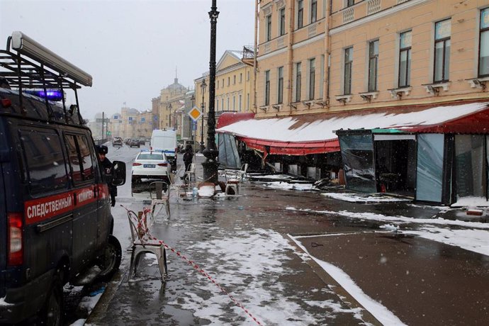 Archivo - Un vehículo policial en una cafetería en San Petersbugo, Rusia, tras el atentado con bomba contra el bloguero Maxim Fomin, conocido como Vladlen Tatarski (archivo)