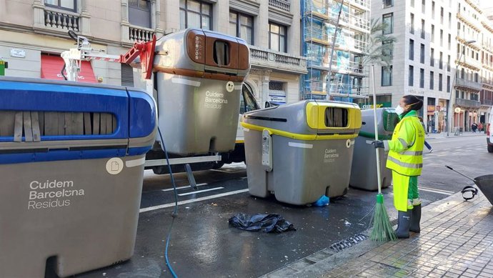 Limpieza de debajo de los contenedores.