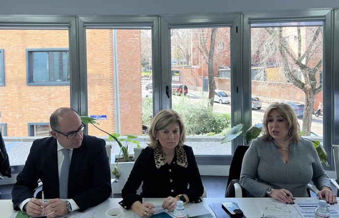 José Ignacio Moya, director general de Faconauto; Marta Blázquez, presidenta de Faconauto; y Pilar Fernández, presidenta de la división de vehículos industriales de Faconauto.