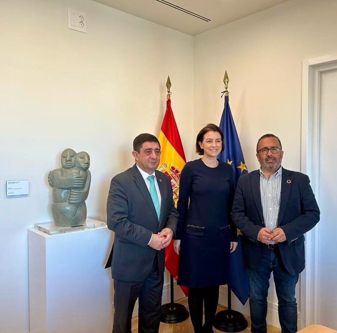 El presidente de la Diputación de Cáceres, Miguel Ángel Morales; el presidente de la Diputación de Jaén, Francisco Reyes, y  la secretaria de Estado de Cooperación Internacional, Eva Granados