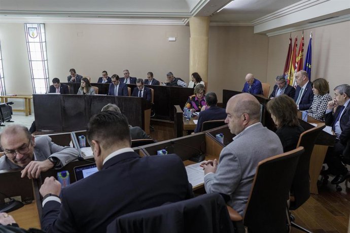 Imagen del Pleno de enero. En primer término, Alberto Peñas (chaqueta gris), en su última participación como diputado provincial