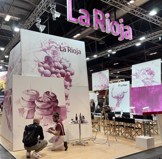 Larry Karlyn desarrollando su trabajo en FITUR