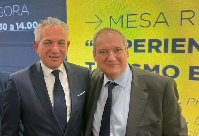 Sen y el ministro ministro de Turismo, Jordi Hereu, en Fitur.