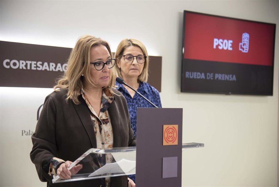 La portavoz del PSOE Aragón, Mayte Pérez, y la diputada de este partido Pilimar Zamora.