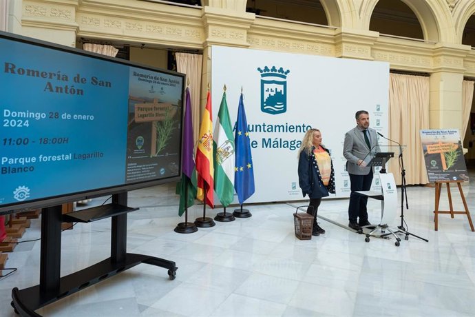 El concejal delegado del distrito Este, Carlos Conde, acompañado por la presidenta de la AVV El Palo, Mercedes Pírez, informan de la romería de San Antón