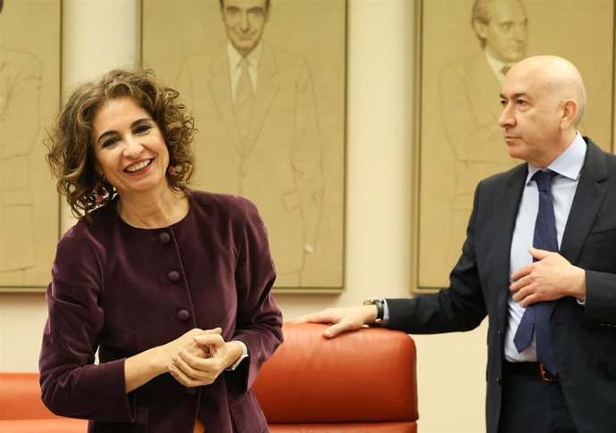 La vicepresidenta Primera del Gobierno y ministra de Hacienda, María Jesús Montero, y el presidente de la Comisión de Hacienda y Función Pública, Alejandro Soler, durante la Comisión de Hacienda en el Congreso de los Diputados, a 25 de enero de 2024