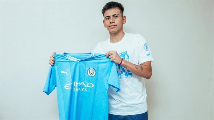 Claudio Echeverri posando con la camiseta del Manchester City.