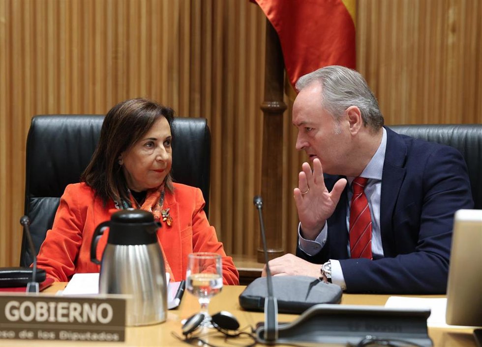 La ministra de Defensa, Margarita Robles, y el presidente de la comisión de Defensa, Alberto Fabra.