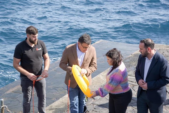 El consejero de Emergencias del Gobierno de Canarias, Manuel Miranda, entrega un salvavidas autoinflable a la presidenta de la Fecam, Mari Brito