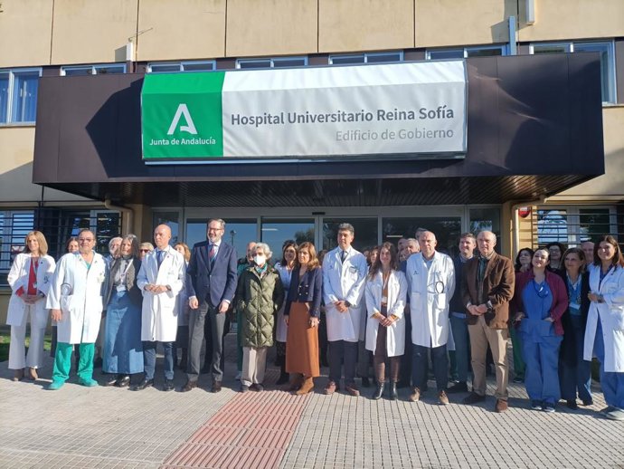 Autoridades, responsables, profesionales y pacientes en la presentación del balance de donación y trasplantes del Reina Sofía en 2023.