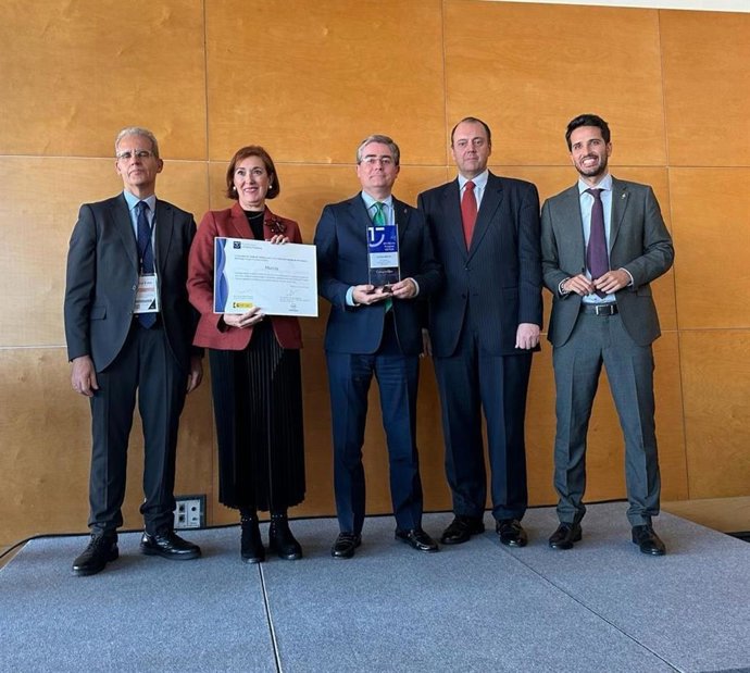 El concejal de Turismo, Comercio y Consumo, Jesús Pacheco, en el centro, ha recogido el reconocimiento