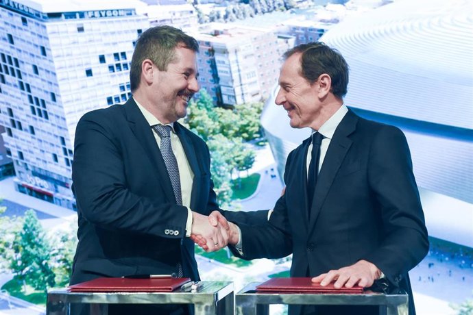 El consejero de Cultura, Turismo y Deporte de la Comunidad de Madrid, Mariano de Paco (i), y el director de relaciones institucionales Del Real Madrid, Emilio Butragueño (d), durante la segunda jornada de la 44ª edición de la Feria Internacional del Turis