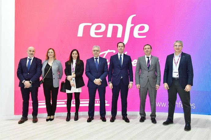 El director del área de Negocio de Alta Velocidad y Servicios Comerciales de Renfe Viajeros, Javier Pérez; y director general de Avanza, Valentín Alonso, han firmado este jueves en la Feria Internacional de Turismo, Fitur, 2024