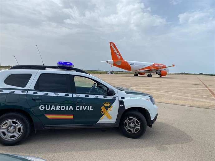 Archivo - Coche de la Guardia Civil en el aeropuerto de Menorca con motivo de una amenaza de bomba
