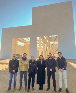 López (2 dcha.), en la visita a las obras de la nueva fábrica en Villafranca de Córdoba de Calderería Manzano.
