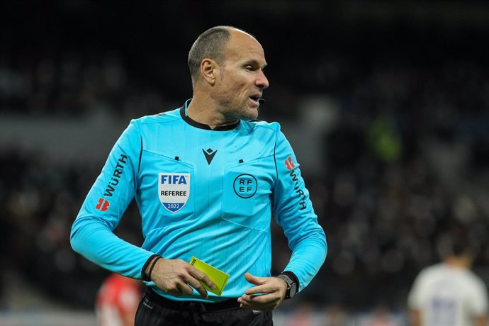 Archivo - Mateu Lahoz, referee of the match looks on during the Spanish League, La Liga Santander, football match played between Real Madrid and Granada CF at Santiago Bernabeu stadium on February 06, 2022, in Madrid, Spain.