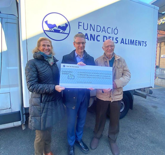 El jefe de Organización y Sostenibilidad del Puerto de Barcelona, Francesc Bonada; el presidente de la Fundació del Banc dels Alimentas, Lluís Fatjó-Vilas, y la vicepresidenta, Roser Brutau.