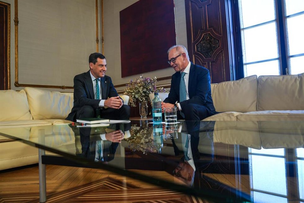El presidente de la Junta, Juanma Moreno, ha recibido en el Palacio de San Telmo al CEO de Unicaja Banco, Isidro Rubiales, con el que ha abordado temas de interés conjunto para la entidad y para Andalucía.