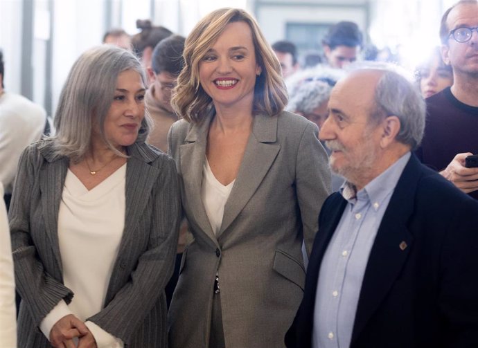 La presidenta de la Comisión Permanente del Consejo Escolar del Estado, Encarna Cuenca (i), y la ministra de Educación, Formación Profesional y Deportes, Pilar Alegría (c), y el Vicepresidente del Consejo Escolar del Estado, Jesús Jiménez Sánchez, 