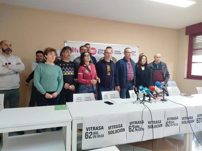 Responsables comarcales de los sindicatos CC.OO, UGT y CIG en Vigo, junto a miembros del comité de empresa de Vitrasa, a 25 de enero de 2024.