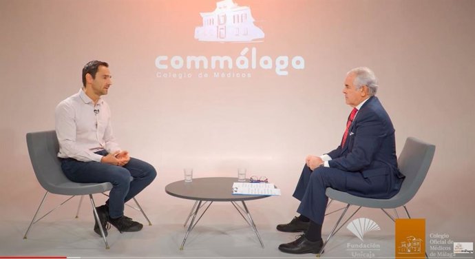 El presidente del Colegio de Médicos, el doctor Pedro J. Navarro, y el doctor Antonio Conejo, pediatra en Hospital Vithas Xanit Internacional, en el segundo diálogo sobre Pediatría promovido por Commálaga en colaboración con Fundación Unicaja.