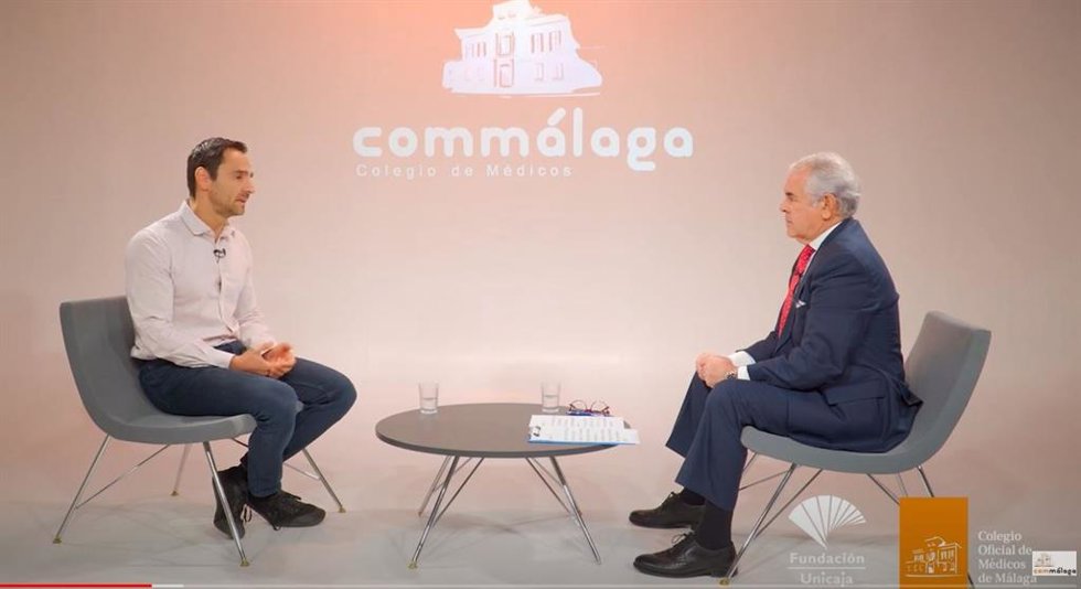El presidente del Colegio de Médicos, el doctor Pedro J. Navarro, y el doctor Antonio Conejo, pediatra en Hospital Vithas Xanit Internacional, en el segundo diálogo sobre Pediatría promovido por Commálaga en colaboración con Fundación Unicaja.
