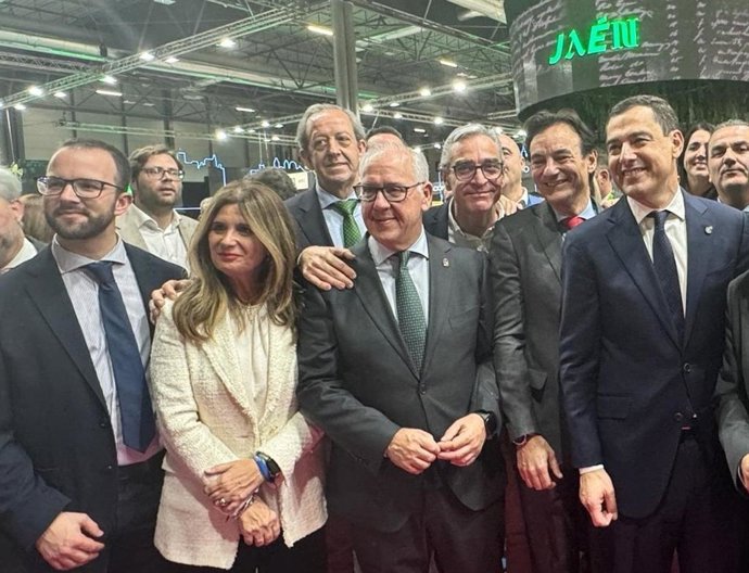 Responsables del PP en diferentes instituciones de la provincia de Jaén junto a Juanma Moreno.