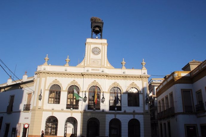 Archivo - Fachada del Ayuntamiento de Morón de la Frontera, en Sevilla.