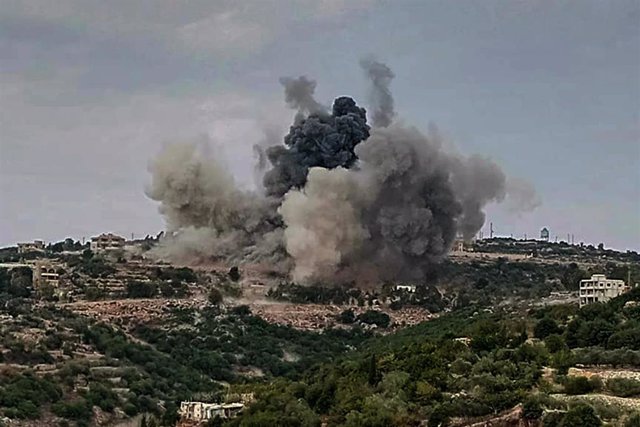 Archivo - Columna de humo tras un ataque de Israel contra la localidad de Dhaira, en el sur de Líbano, en medio de los intercambios de disparos con Hezbolá en la frontera entre ambos países