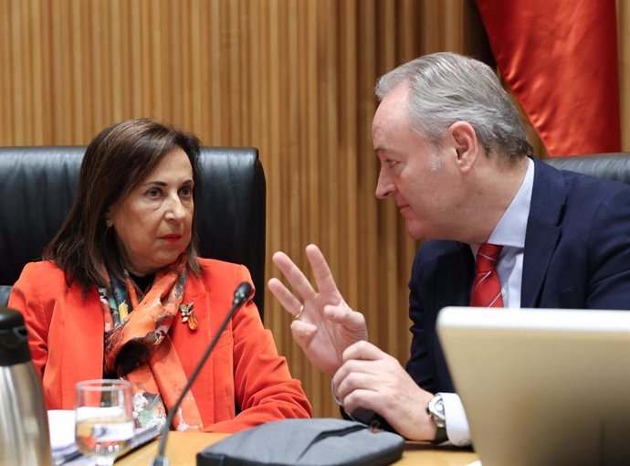 La ministra de Defensa, Margarita Robles, y el presidente de la comisión de Defensa, Alberto Fabra, durante la Comisión de Defensa en el Congreso de los Diputados, a 25 de enero de 2024, en Madrid (España).