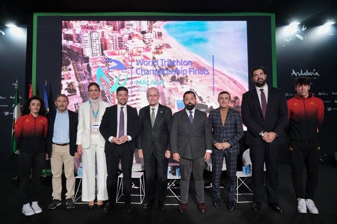 Foto de familia de la presentación en FITUR de la Gran Final de las Series Mundiales de Triatlón de Málaga en 2024
