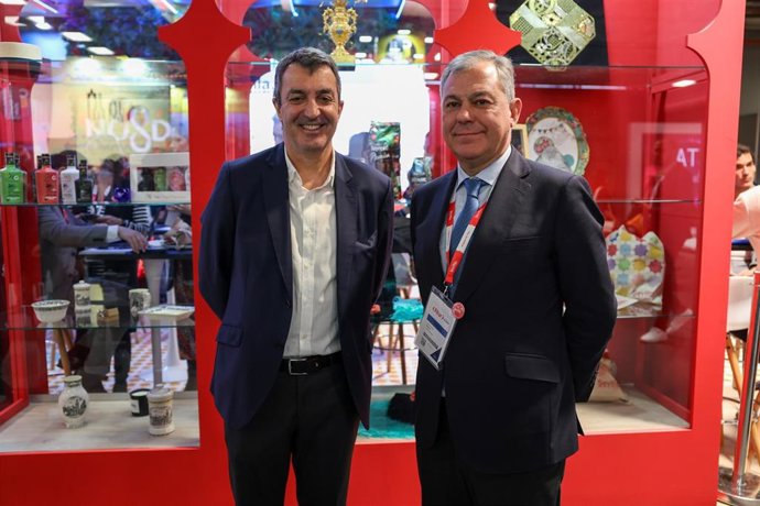 El director de la Vuelta Ciclista y el alcalde de Sevilla, en el stand de la ciudad en Fitur.