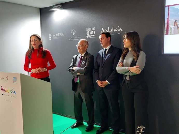 La delegada de la Junta en Almería, Aránzazu Martín, asisten a la presentación del destino Roquetas de Mar en Fitur.