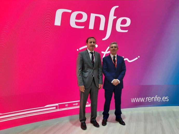 El CEO del Palacio de Congresos, Juan Antonio Salado (dcha), y el director adjunto de Área de Negocio de Alta Velocidad y otros Servicios Comerciales de Renfe, Javier Pérez, en Fitur.