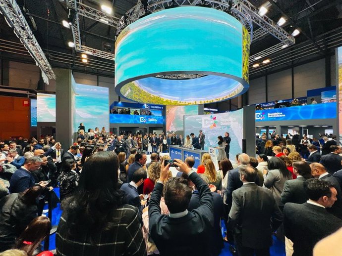 Momento de la firma del convenio por parte de la presidenta del Govern, Marga Prohens, y el ministro de Turismo de la República Dominicana, David Collado, en Fitur.