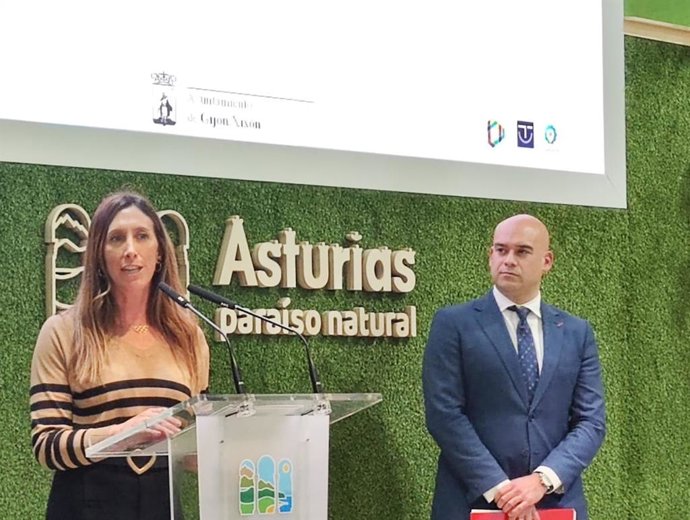 La vicealdesa y concejala de Economía, Empleo, Turismo e Innovación, Ángela Pumariega, y el concejal de Urbanismo, Jesús Martínez Salvador (Foro),  presentan en Fitur, en Madrid, el estudio de Viviendas de Uso Turístico.