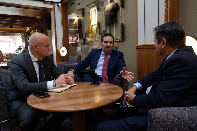 El presidente de la Mancomunidad de Municipios de la Costa del Sol Occidental y de Acosol, Manuel Cardeña, en una reunión con la Real Federación Andaluza de Golf en Fitur.