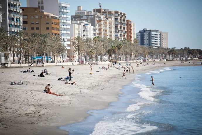 Varias personas en la Playa del Zapillo de Almería disfrutan del calor inusual en enero