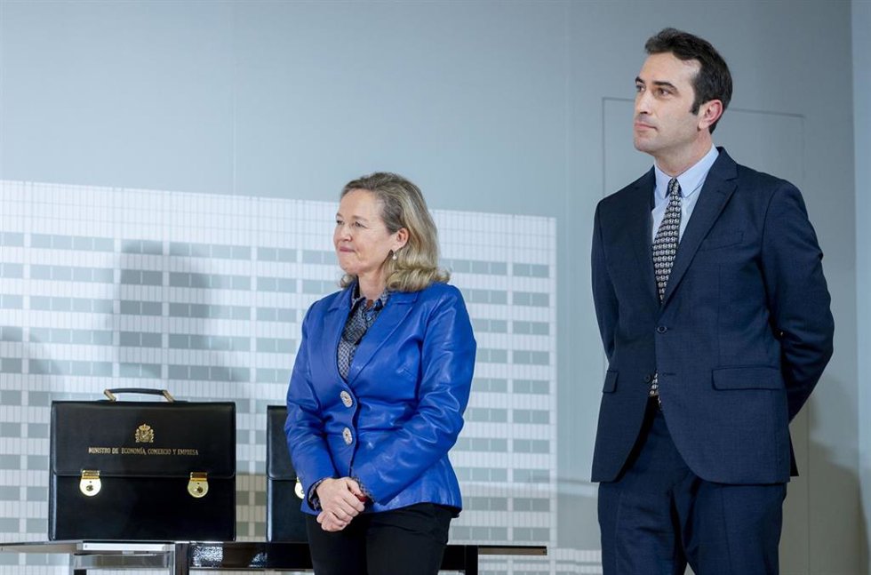 La exministra de Economía, Comercio y Empresa, Nadia Calviño, y el nuevo ministro de Economía, Comercio y Empresa, Carlos Cuerpo.