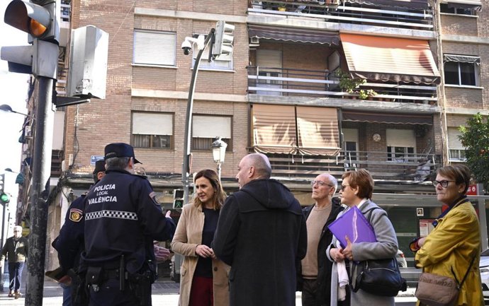 L'alcaldessa de Valncia, María José Catalá, i l'edil de Seguretat Ciutadana, Jesús Carbonell, al costat de policies locals i vens d'Orriols després de la installació de cmeres de vigilncia al barri.