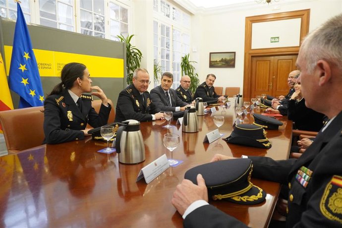 El delegado del Gobierno en Andalucía, Pedro Fernández, recibe a los nuevos comisarios de la Jefatura Superior de Policía en Andalucía Occidental