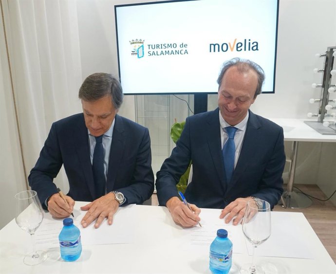 El alcalde de Salamanca, Carlos García Carbayo (i), y el director general de Movelia Tecnologías, Christian Pauwels (d), en la firma del acuerdo en Fitur